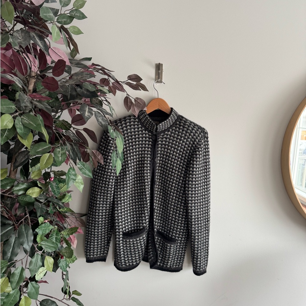 Artesanias apalaca Black and White Patterned Cardigan